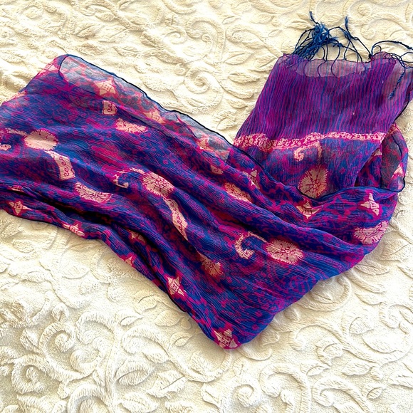Gorgeous silk scarf - Picture 2 of 3